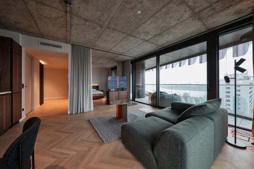 549862475 The Zipper Hotel und Apartments