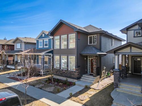 5 Bedroom House in McConachie, Near Anthony Henday, Sleeps 12, Backyard, Netflix, Free Parking – khách sạn tại Phố McConachie