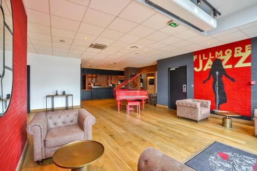 Общ салон/телевизионна зона, Kyriad Creteil - Bonneuil sur Marne in Боньойл-сюр-Марн