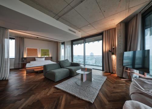 549866180 The Zipper Hotel und Apartments
