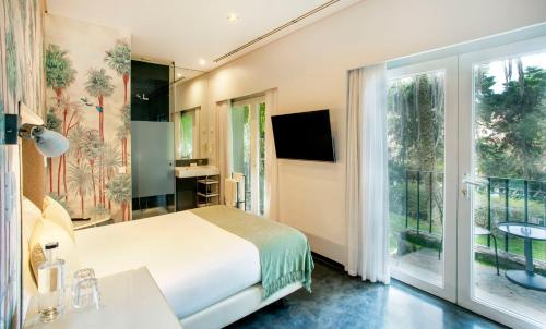 Junior Double Room with Balcony image 3