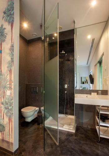 Junior Double Room with Balcony image 2