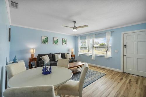 Saltwater Haven 3bd Dog Friendly with Bckyrd in Indian Harbour Beach, USA