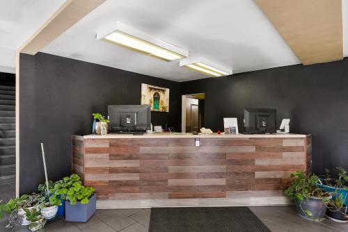 Americas Best Value Inn - Lincoln Airport - image 9