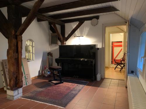 Kleine Einliegerwohnung oder Zimmer im Reetdachhaus in Sanktmargarētena