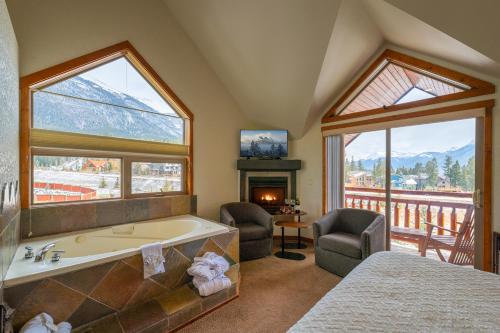 A Bear and Bison Country Inn - Accommodation - Canmore