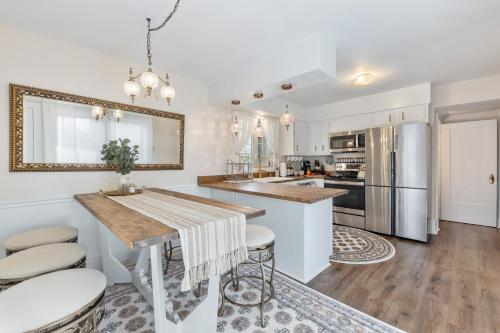 Kitchen, Beautiful Condo - King Bed - Free Waffle Breakfast in Geneva (IL)