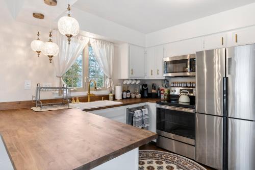 Facilities, Beautiful Condo - King Bed - Free Waffle Breakfast in Geneva (IL)