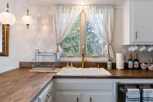 Kitchen, Beautiful Condo - King Bed - Free Waffle Breakfast in Geneva (IL)