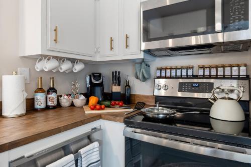 Facilities, Beautiful Condo - King Bed - Free Waffle Breakfast in Geneva (IL)