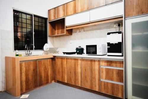 virtuve, 130m² 4 guļamistaba, 3 privāta vannas istaba Māja Bandar Tasik Puteri
 (Peach Homestay) in Bandar Tasik Puteri
