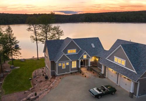 Lakeside Lodge with Studio Apartment