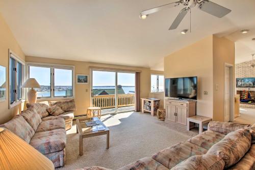 Narragansett Home with Scenic Deck Less Than 2 Mi to Beach!