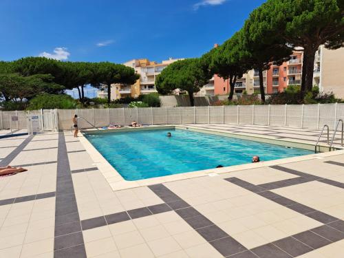 Studio 4 personnes avec clim, piscine au CAP D AGDE au pied du port et 5 mn à pied de la plage du Môle
