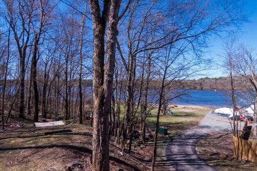 Marina Hillside Lakefront Retreat in Monticello, USA