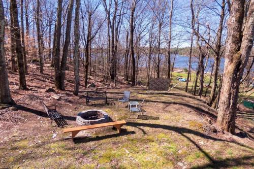 Marina Hillside Lakefront Retreat in Monticello, USA