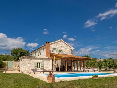 Lovely villa in Posedarje with private pool