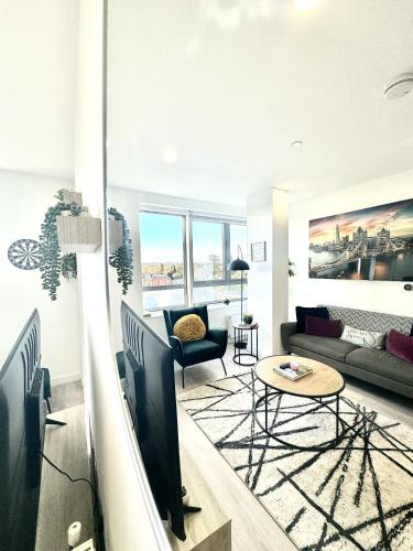 Fully Furnished 2 Bed 2 Bath City Centre Luxury Apartment - Free Parking - Pets Allowed