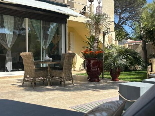 Logement cosy avec piscine ,parking et jardin