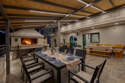 Villa Irena with heated pool and sea view - image 5