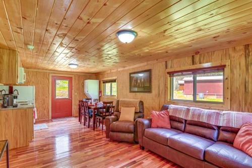 Serene Beattyville Cabin 24 Mi to Red River Gorge in Beattyville, USA