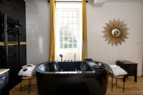 Bathroom, L ost in Sensations - Hebergements insolites et suites de luxe spa sauna piscine foret in Cavignac