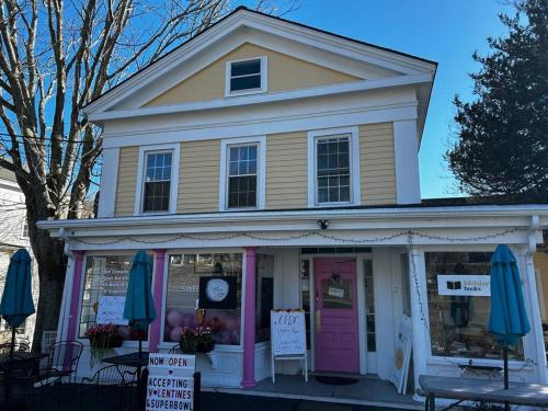 Walk To Goodspeed Opera House from this quaint 2 BDRM APT in East Haddam, USA