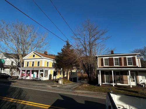 Walk To Goodspeed Opera House from this quaint 2 BDRM APT in East Haddam, USA