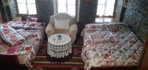 1 king bed, 2 queen beds