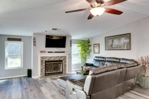 Pet-Friendly Palm City Home 14 Mi to Beach!