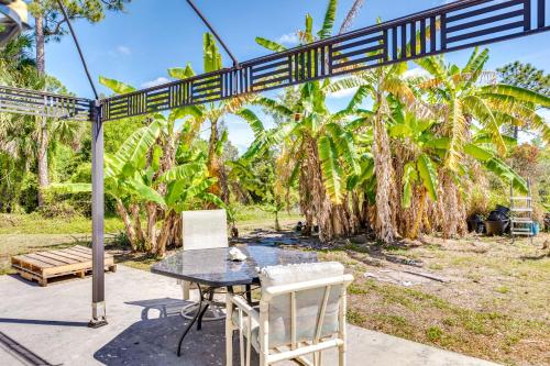 Pet-Friendly Palm City Home 14 Mi to Beach!