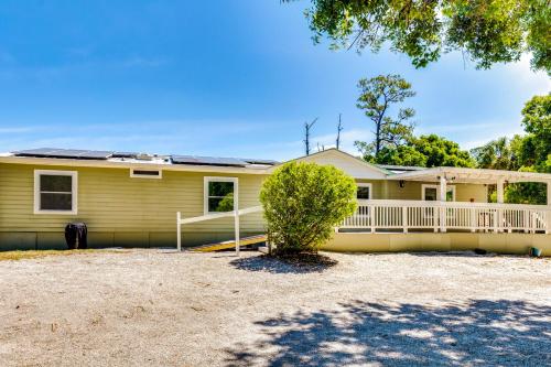 Pet-Friendly Palm City Home 14 Mi to Beach!