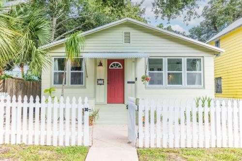 Lovett Bungalow -- Walk to The White Room in St. Augustine, USA