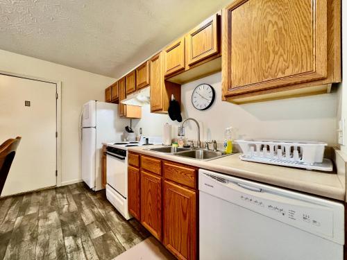 Franks Funky and Fashionable Furnished Home in Monroe, USA