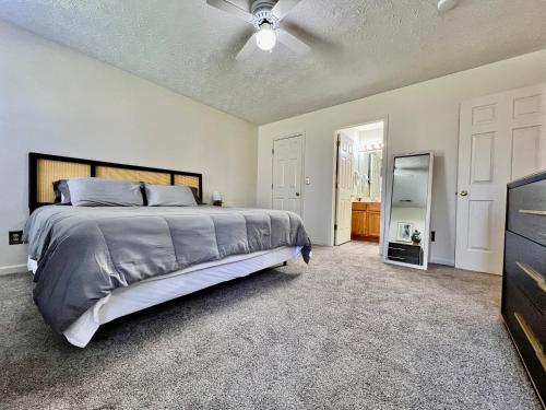 Franks Funky and Fashionable Furnished Home in Monroe, USA