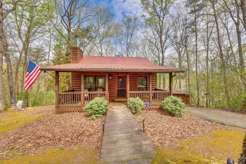 Cozy Cabin in Private Location w/ Hot Tub & Grill!