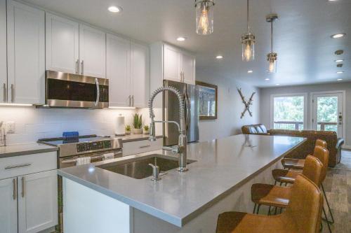 3BR with Mountain Views on FREE Bus Line in Sally Barber