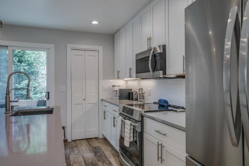 3BR with Mountain Views on FREE Bus Line in Sally Barber
