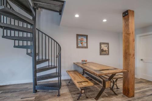 3BR with Mountain Views on FREE Bus Line in Sally Barber