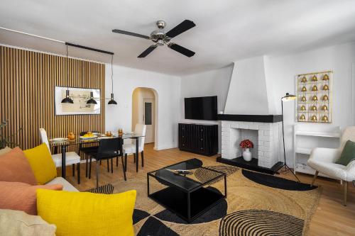 WHome Stylish Family Residence in the Heart of Chiado, Lizbona