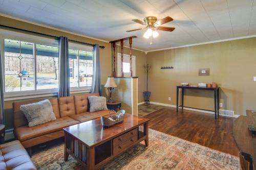 Cozy DuBois Home with Deck about 8 Mi to Treasure Lake! in DuBois, USA