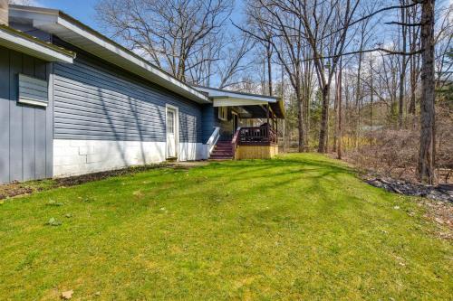 Cozy DuBois Home with Deck about 8 Mi to Treasure Lake! in دوبويز