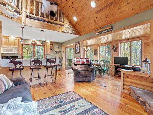 Winter Hideaway Lakeside Cabin Snowmobile in Crosslake (MN)