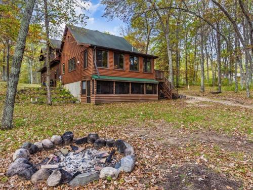 Winter Hideaway Lakeside Cabin Snowmobile in Crosslake (MN)