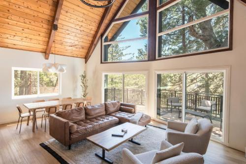 Sandalwood House A stunning Lake Arrowhead Cabin Luxe Design