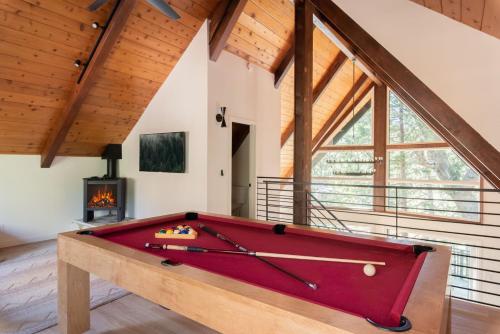 Sandalwood House A stunning Lake Arrowhead Cabin Luxe Design in Lake Arrowhead, USA