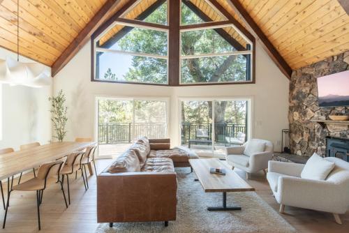 Sandalwood House A stunning Lake Arrowhead Cabin Luxe Design in Lake Arrowhead, USA