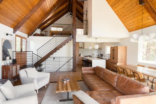 Sandalwood House A stunning Lake Arrowhead Cabin Luxe Design in Lake Arrowhead, USA