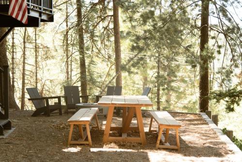 Sandalwood House A stunning Lake Arrowhead Cabin Luxe Design in Lake Arrowhead, USA