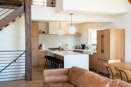 Sandalwood House A stunning Lake Arrowhead Cabin Luxe Design in Lake Arrowhead, USA
